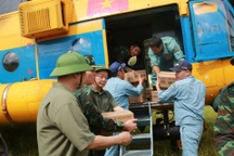 Trực thăng chở nhu yếu phẩm, Phó Thủ tướng thăm hỏi người dân Điện Biên