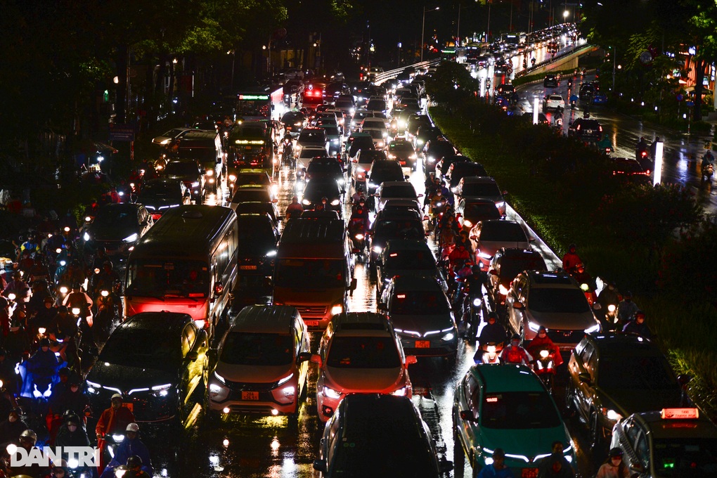 Đường phố Hà Nội ngập hàng loạt sau trận mưa lớn - 3 Đường phố Hà Nội ngập hàng loạt sau trận mưa lớn - 3