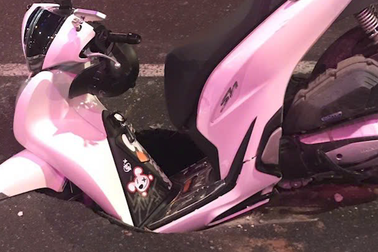 Xe máy bị hố sụt “nuốt chửng” giữa đường ở Hà Nội