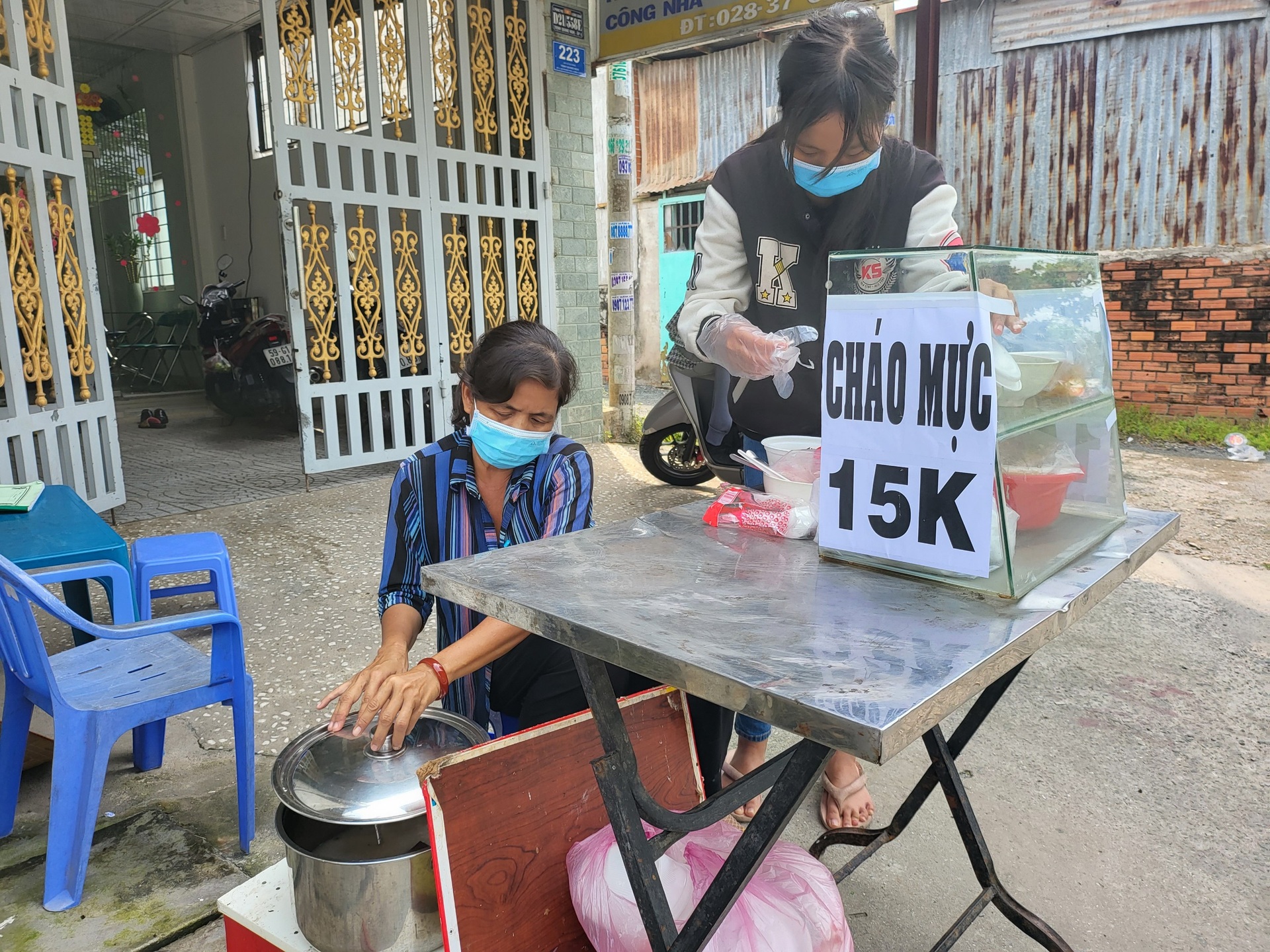 Cuộc đời bi thương của nữ sinh nghèo bán cháo trước giờ thi tốt nghiệp THPT - 1 Cuộc đời bi thương của nữ sinh nghèo bán cháo trước giờ thi tốt nghiệp THPT - 1