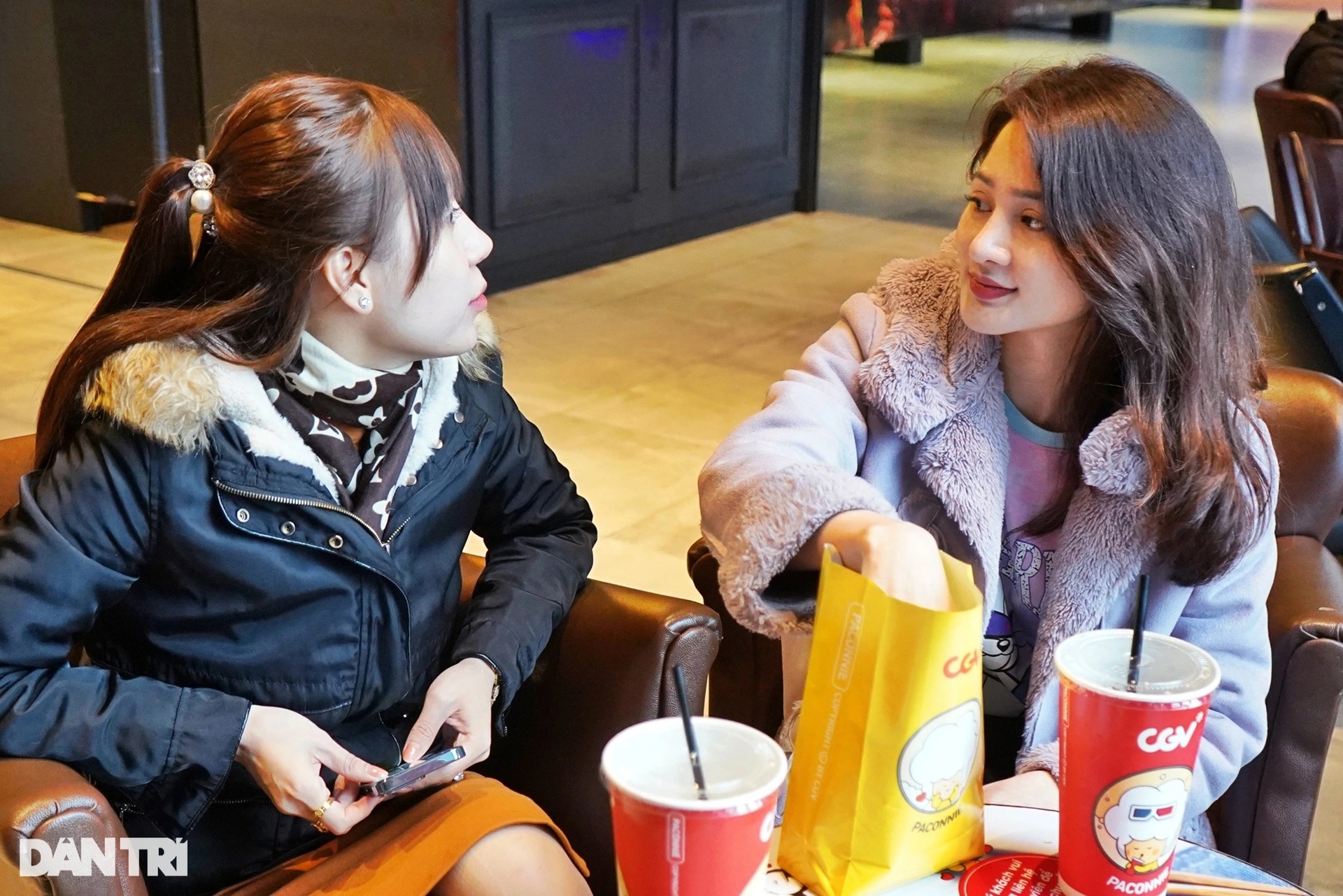 Các cặp đôi đổ xô hẹn hò đi xem phim ngày Hà Nội mở lại các cụm rạp - 6 Các cặp đôi đổ xô hẹn hò đi xem phim ngày Hà Nội mở lại các cụm rạp - 6