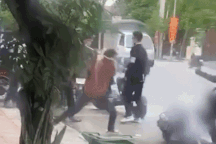 Nam sinh lớp 11 bị đánh hội đồng tại cổng trường