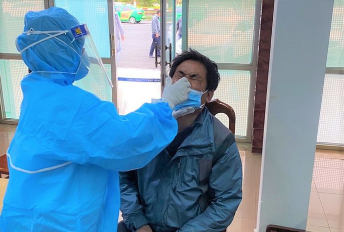 ĐắK Lắk: Lấy mẫu xét nghiệm COVID-19 toàn bộ nhân viên sân bay Buôn Ma Thuột - Ảnh 2. ĐắK Lắk: Lấy mẫu xét nghiệm COVID-19 toàn bộ nhân viên sân bay Buôn Ma Thuột - Ảnh 2.