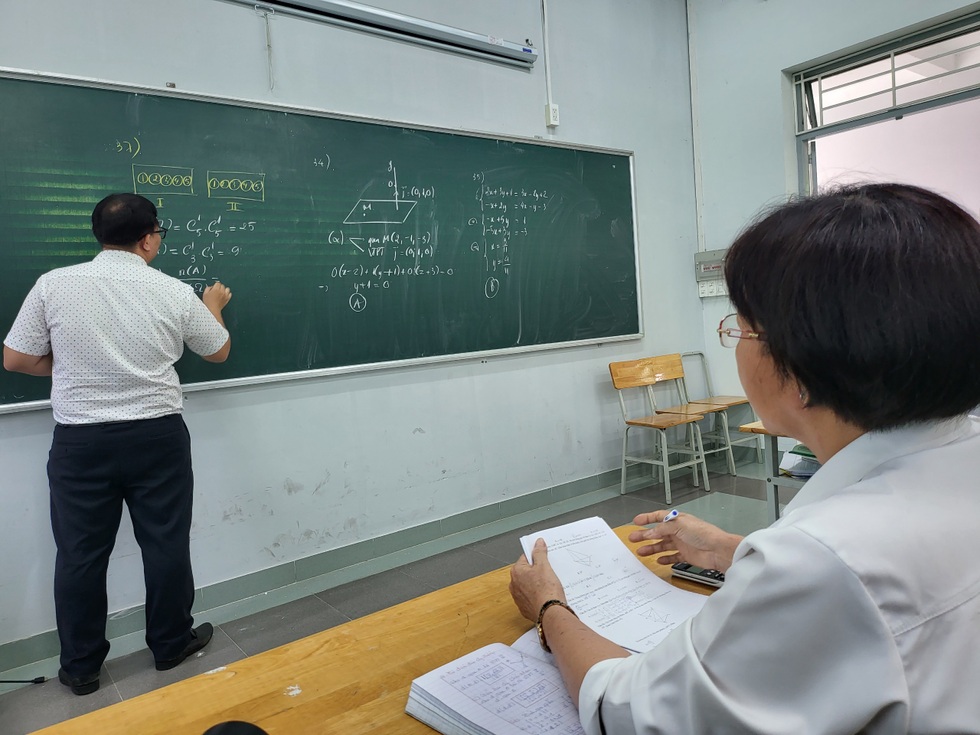 Bà nội U70 cùng cháu gái 18 tuổi đi thi tốt nghiệp THPT năm 2023 - 2 Bà nội U70 cùng cháu gái 18 tuổi đi thi tốt nghiệp THPT năm 2023 - 2