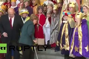 Thủ tướng Đức Angela Merkel hát mừng Giáng sinh