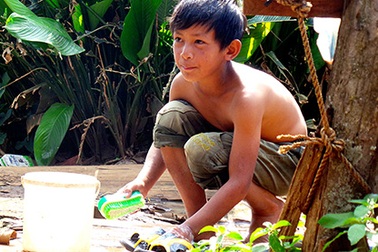 Cuộc sống lay lắt của bé 9 tuổi người K'ho nuôi mẹ trọng bệnh