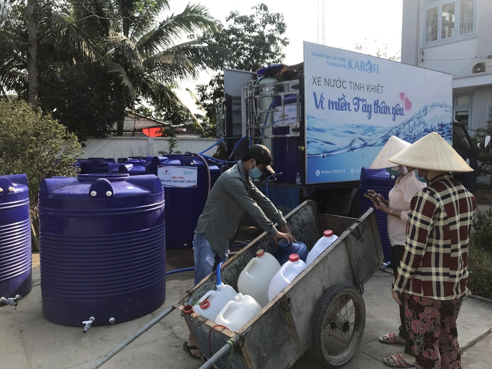 Giải “cơn khát” nước ngọt nhờ máy lọc nước chuyên biệt tặng cho bà con miền Tây - 6 Giải “cơn khát” nước ngọt nhờ máy lọc nước chuyên biệt tặng cho bà con miền Tây - 6