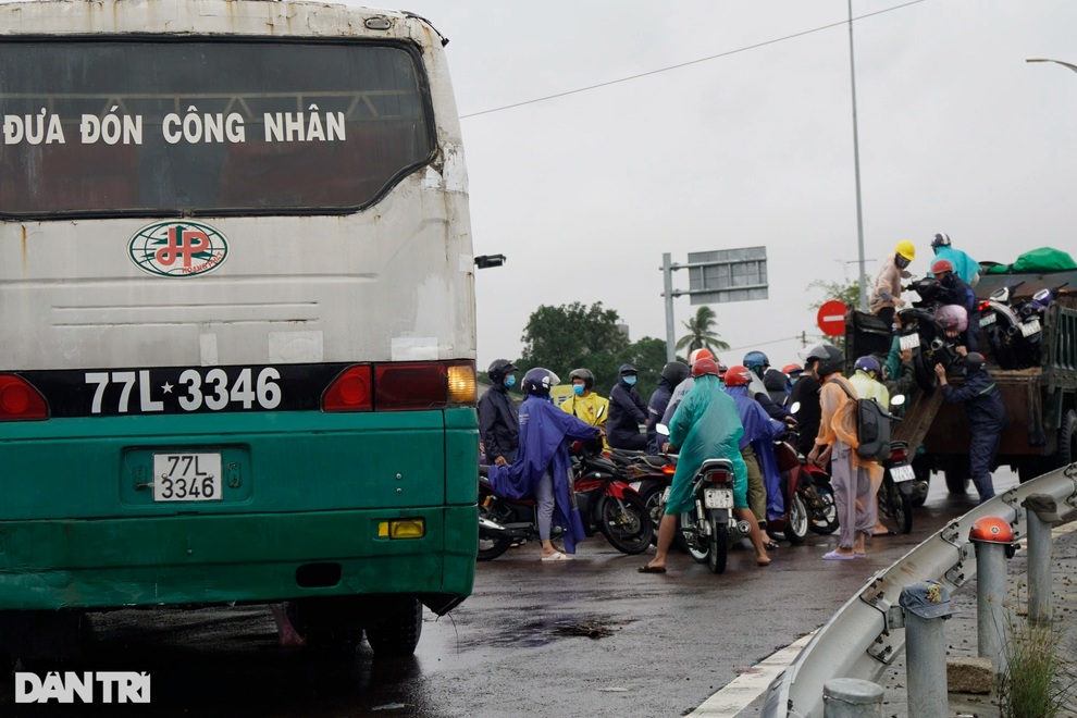Mưa lớn gây mất điện toàn huyện, đám cưới phải nhờ xe tải chạy lũ - 6 Mưa lớn gây mất điện toàn huyện, đám cưới phải nhờ xe tải chạy lũ - 6