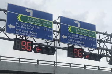 Lắp thêm biển chỉ đường bằng tiếng Anh trên đại lộ Sài Gòn
