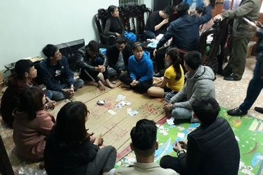 Nữ chủ nhà cùng 9 người bị bắt vì tham gia đánh bạc