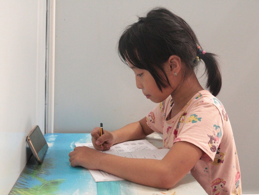 Cậu học trò xóm phao bất ngờ được tặng điện thoại iphone để học online - 7