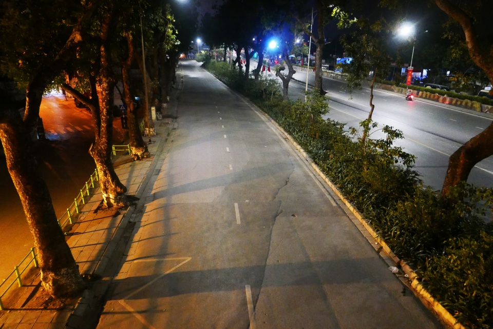 Hình ảnh lạ thường tại Hà Nội giữa mùa dịch Covid - 19 - 7 Hình ảnh lạ thường tại Hà Nội giữa mùa dịch Covid - 19 - 7