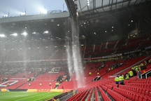 Sân Old Trafford bị dột, "nước chảy như thác" trên khán đài
