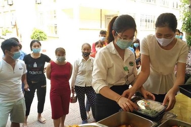 Gia đình bác sĩ ủng hộ 200 triệu đồng mua cơm cho bệnh nhân nghèo