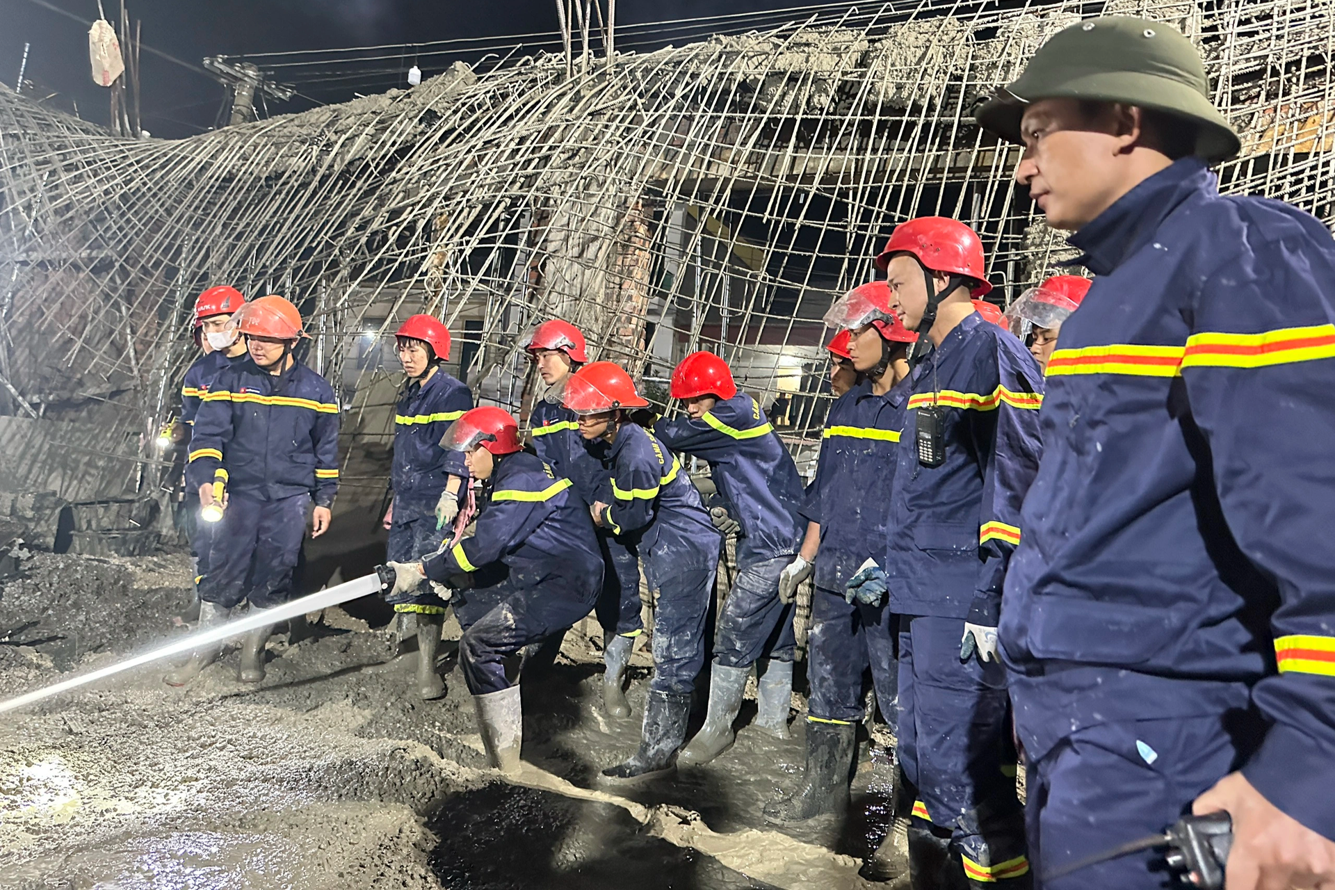 Cảnh sát dò âm, cắt thép, đào bê tông tìm nạn nhân vụ sập giàn giáo - 2 Cảnh sát dò âm, cắt thép, đào bê tông tìm nạn nhân vụ sập giàn giáo - 2