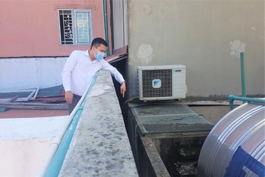 Một người đàn ông "bỗng dưng" mắc kẹt giữa khe tường 2 tòa nhà