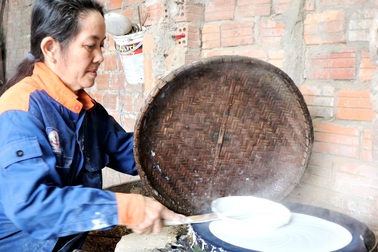 Làng nghề bánh tráng vào Tết: "Đỏ lửa" ngày đêm vẫn không kịp bán