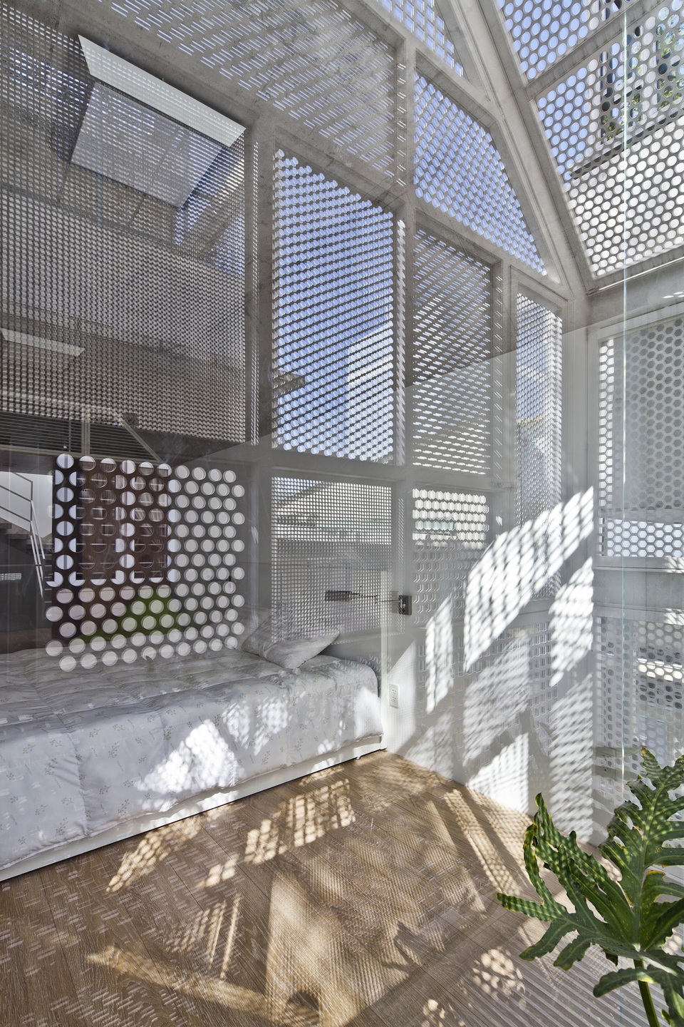 Rộng 30m2, ngôi nhà ở Sài Gòn vẫn gây sốt nhờ chiêu thiết kế lạ mắt - 3 Rộng 30m2, ngôi nhà ở Sài Gòn vẫn gây sốt nhờ chiêu thiết kế lạ mắt - 3