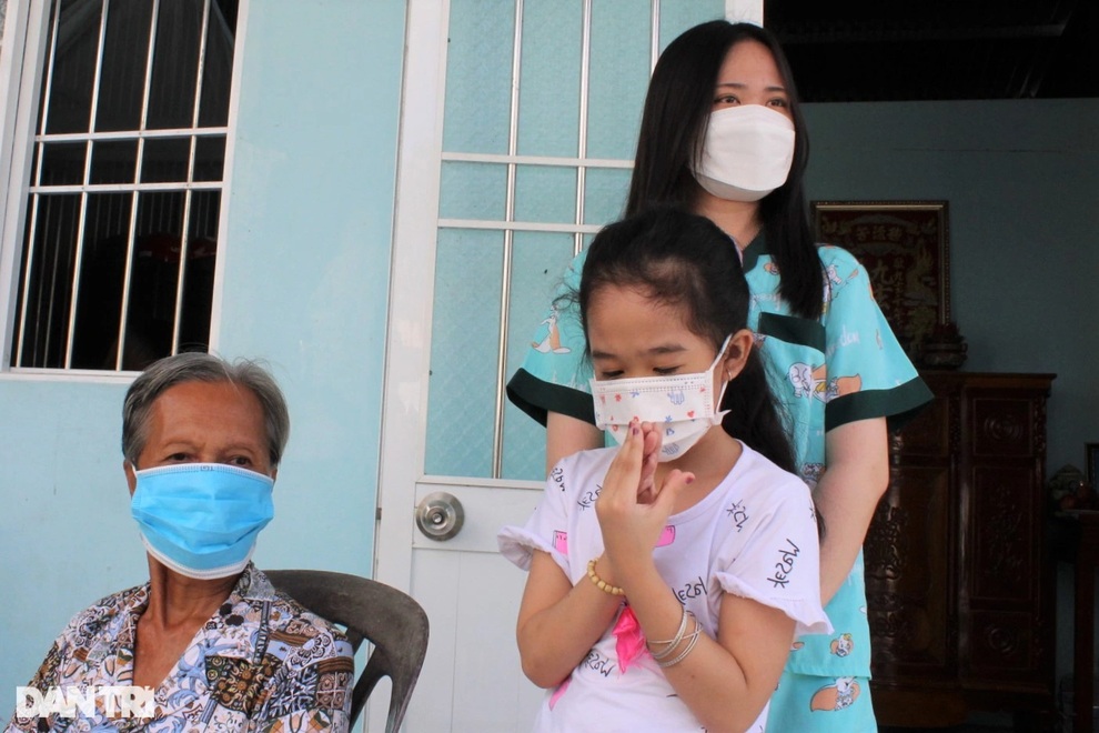 Mẹ mất vì Covid-19, chị gái định nghỉ học để lo cho em - 1 Mẹ mất vì Covid-19, chị gái định nghỉ học để lo cho em - 1