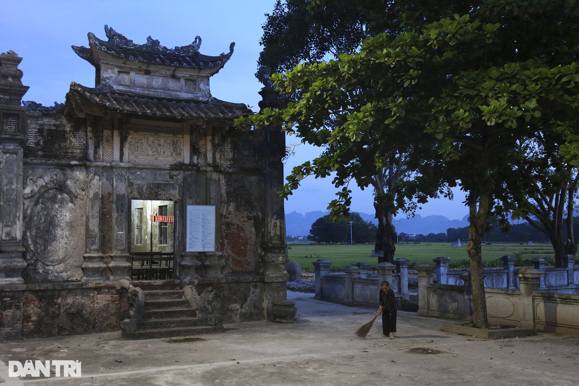 Không gian làng ngoại thành Hà Nội chật chội như trong phố - 12