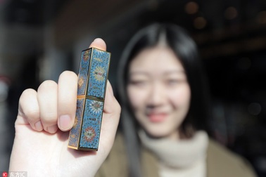 Dán vỏ son cho chị em, nhẹ nhàng "đút túi" 35 triệu đồng/tháng