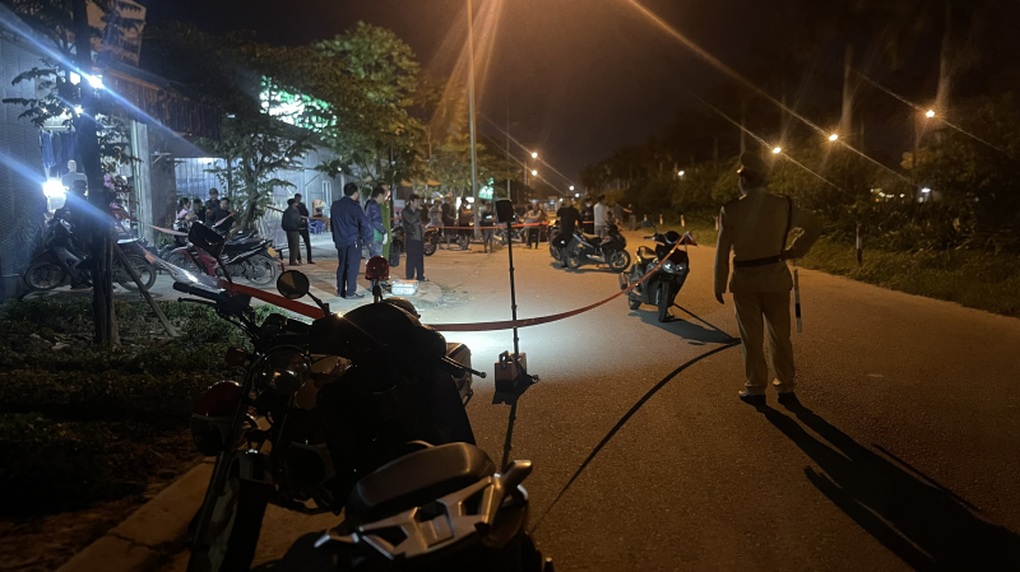 Công an đang khám nghiệm hiện trường nơi đại úy Hùng bị đối tượng gây rối trật tự đâm (Ảnh: Công an Thừa Thiên Huế).