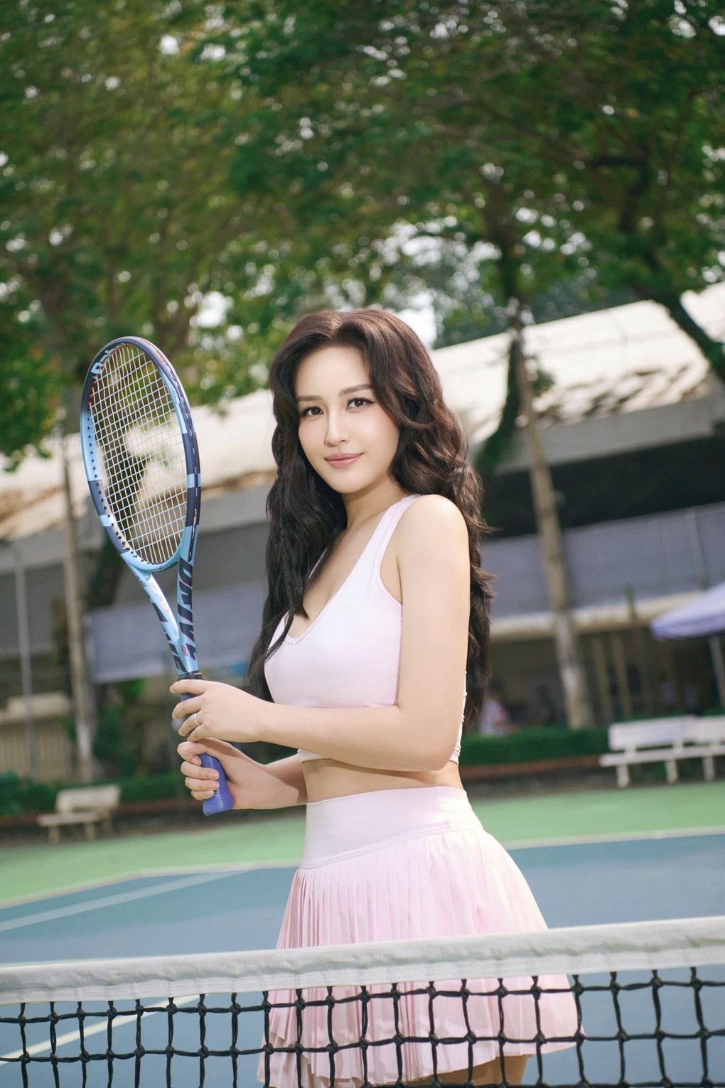 Mai Phương Thúy khoe dáng trên sân tennis, hé lộ tình trạng sức khỏe - 2 Mai Phương Thúy khoe dáng trên sân tennis, hé lộ tình trạng sức khỏe - 2