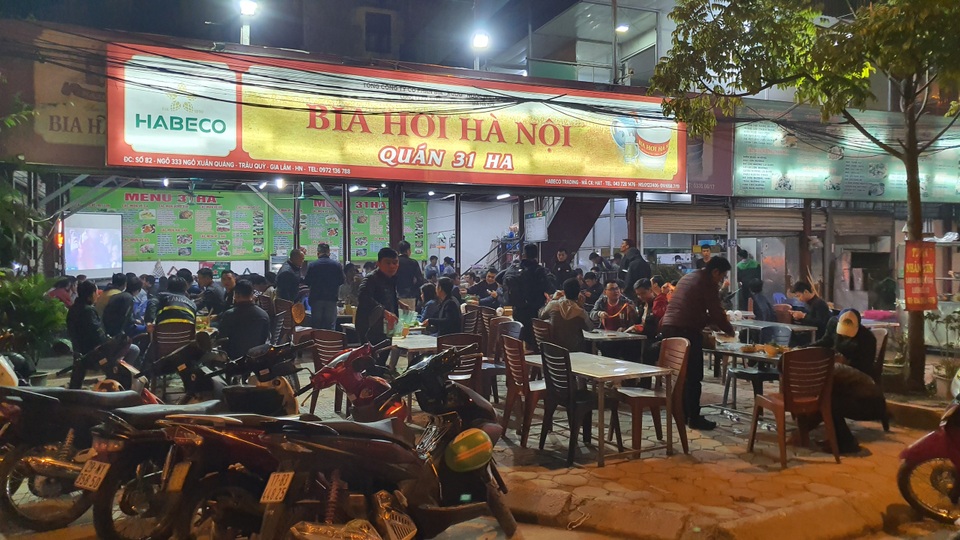 Đổ xô đi cổ vũ U22 Việt Nam: Hàng quán đông nghịt, hết hiệp 1 vẫn chưa có đồ ăn - 2 Đổ xô đi cổ vũ U22 Việt Nam: Hàng quán đông nghịt, hết hiệp 1 vẫn chưa có đồ ăn - 2