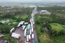 Quốc lộ ách tắc do lũ lụt, ô tô mắc kẹt kéo dài hàng chục km