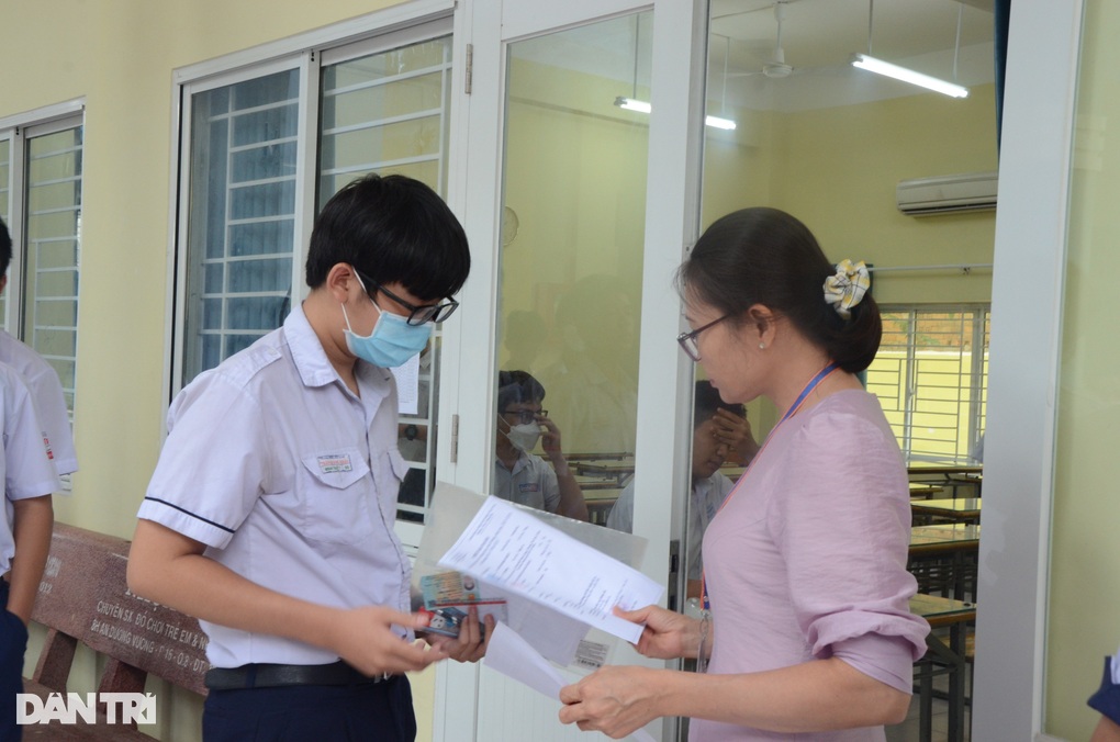 Mệt mỏi rã rời, thí sinh thi lớp 10 ngủ gục trước môn thi ngoại ngữ - 5 Mệt mỏi rã rời, thí sinh thi lớp 10 ngủ gục trước môn thi ngoại ngữ - 5