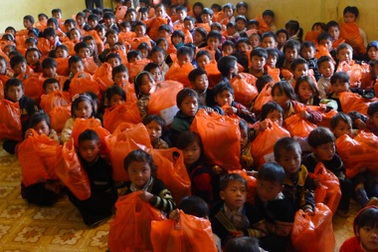 Hội cha mẹ Nhân ái hỗ trợ hơn 80 triệu đồng đến học sinh vùng cao Bản Mù