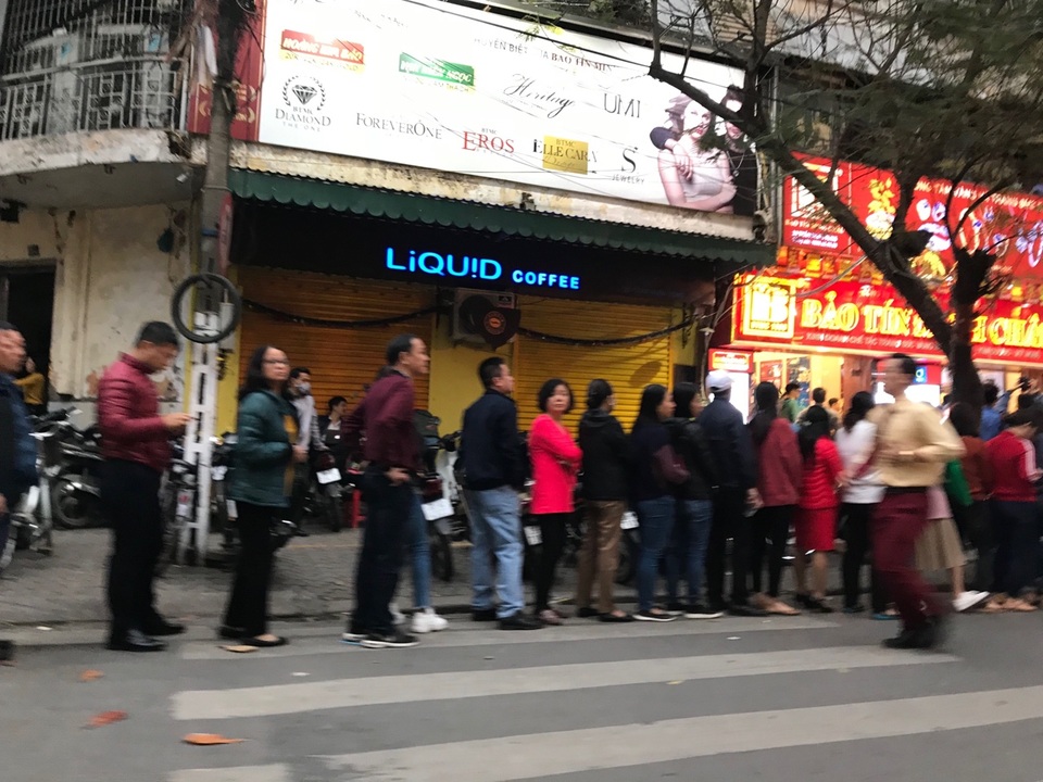 Bỏ tiền thuê người xếp hàng mua vàng ngày vía Thần Tài vì sợ dịch - 1 Bỏ tiền thuê người xếp hàng mua vàng ngày vía Thần Tài vì sợ dịch - 1