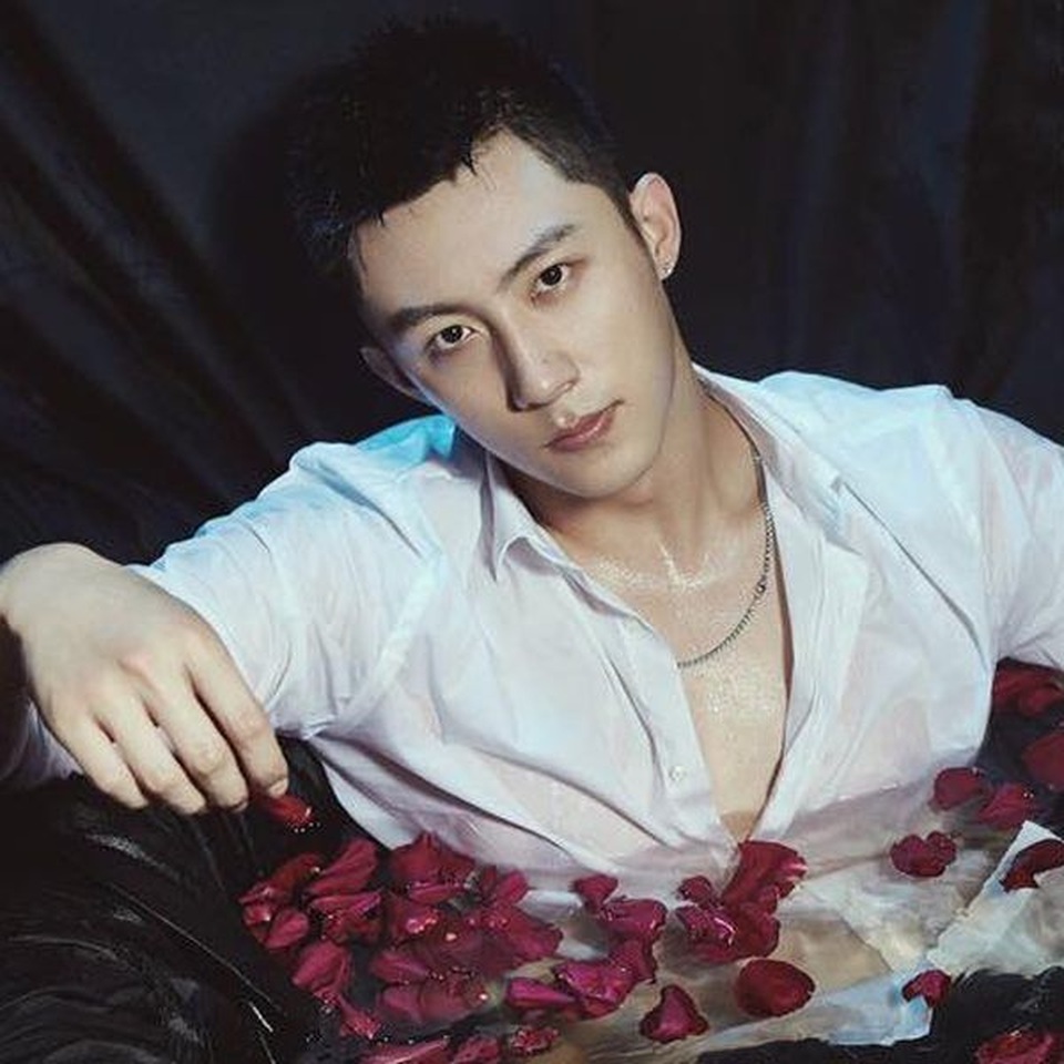 Địch Lệ Nhiệt Ba úp mở chia tay giữa tin đồn hò hẹn với Hoàng Cảnh Du - 5 Địch Lệ Nhiệt Ba úp mở chia tay giữa tin đồn hò hẹn với Hoàng Cảnh Du - 5