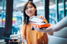 Giới trẻ đang thay đổi phương thức mua sắm như thế nào?