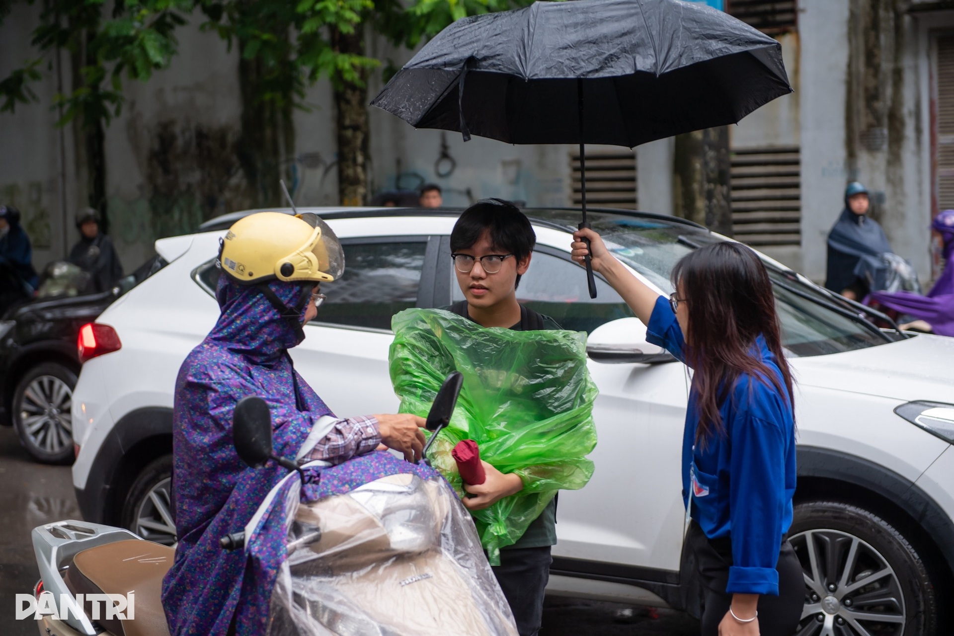 Phụ huynh vất vả đội mưa từ 4h đưa con đi thi môn cuối vào lớp 10 - 12 Phụ huynh vất vả đội mưa từ 4h đưa con đi thi môn cuối vào lớp 10 - 12