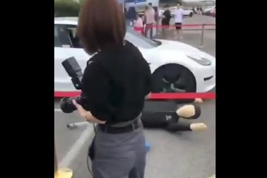 Tesla "ê mặt" vì công nghệ phanh tự động