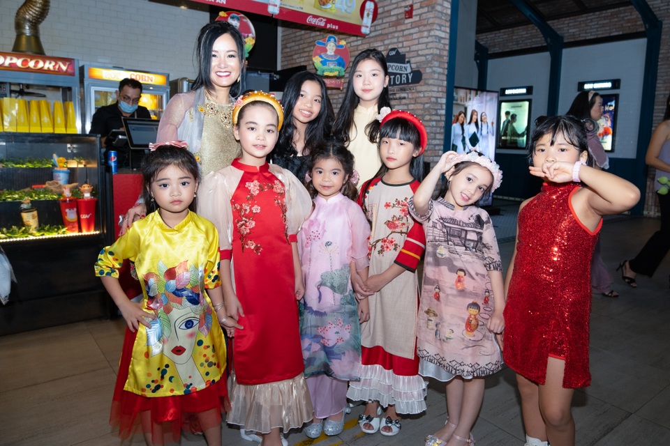 Vợ chồng Xuân Lan cùng dàn mẫu nhí chúc mừng phim Trạng Tí - 4 Vợ chồng Xuân Lan cùng dàn mẫu nhí chúc mừng phim Trạng Tí - 4