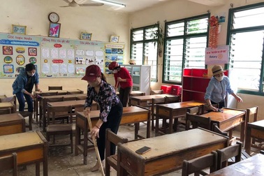 Thầy, cô dọn trường lớp, vào tận bản dạy kỹ năng phòng dịch cho học sinh