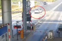 Tài xế lái ô tô ngược chiều trên đường dẫn cao tốc TPHCM - Dầu Giây