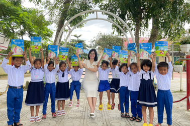 Cô giáo vùng cao tiết kiệm tiền tặng 2.200 đầu sách cho học sinh