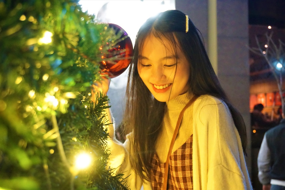 Bất chấp trời lạnh, người dân Đà Nẵng rộn ràng đi chơi Noel sớm - 3 Bất chấp trời lạnh, người dân Đà Nẵng rộn ràng đi chơi Noel sớm - 3