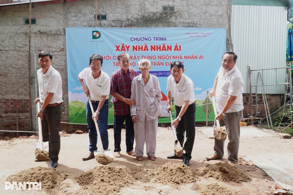 Cụ ông cả đời bệnh tật ở Đồng Tháp được bạn đọc Dân trí tặng nhà nhân ái - 2 Cụ ông cả đời bệnh tật ở Đồng Tháp được bạn đọc Dân trí tặng nhà nhân ái - 2