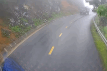 Lấn làn vượt ẩu, chiếc Fortuner dồn xe ben lao vào vách núi