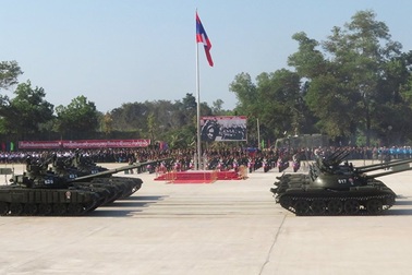 Lào phô diễn vũ khí mới sau khi trả lại xe tăng huyền thoại T-34 cho Nga