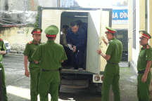 Chủ quán karaoke An Phú bị áp giải đến phiên xét xử