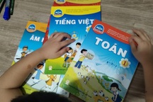 TPHCM: Chưa có SGK, phụ huynh "ngồi trên đống lửa" khi con vào lớp 1