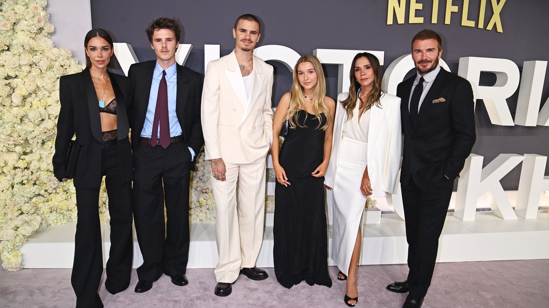 Bộ ngực giả và loạt “thâm cung bí sử” được Victoria Beckham lần đầu hé lộ - 9