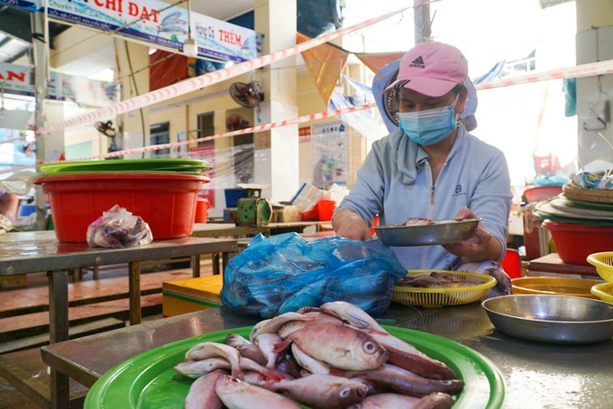 Đà Nẵng, chợ 'cháy hàng' trong ngày đầu mở cửa trở lại - Ảnh 3.