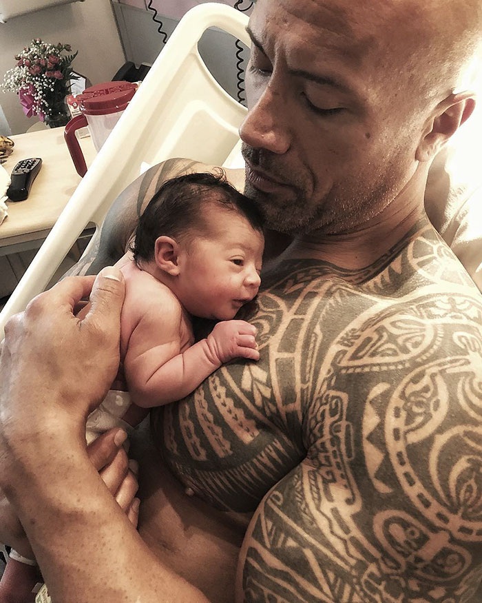 The Rock Dwayne Johnson: Người hùng cơ bắp si tình, chiều vợ, cưng con - 6