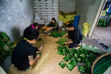 Cận cảnh “xưởng bánh” cho ra lò cả tấn bánh chưng mỗi ngày phục vụ Tết nguyên đán